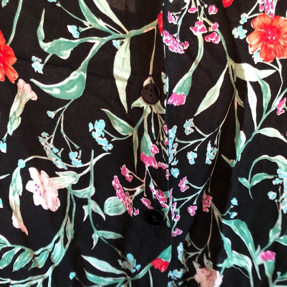 Floral print top with buttons down the back - Picture 2 of 2